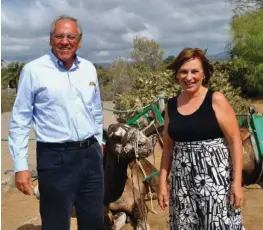  ??  ?? Francisco Jiménez, director de la empresa, junto a su socia Beatriz Lang, centran el negocio en los paseos turísticos con camellos.