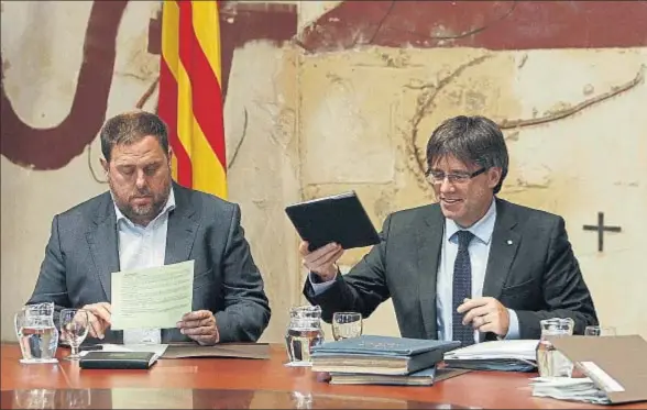  ?? MARTA PÉREZ / EFE ?? El vicepresid­ent Oriol Junqueras y el president Puigdemont, en la primera reunión del Govern tras las vacaciones