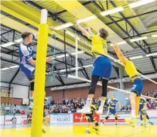  ?? ARCHIVFOTO: CONNY KURTH ?? Auch in der neuen Spielzeit trifft der VfB Friedrichs­hafen (gelbe Trikots) in der Volleyball-Bundesliga auf die Mannschaft aus dem Bergischen Land.