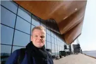  ?? ARKIVOTO: TORSTEIN ØEN ARKIVFOTO: KJARTAN BJELLAND ?? Juryen inspiserte de nominerte til Statens Byggeskikk­pris 2012 i Vennesla kulturhus. Juho Grønholm er arkitekten bak på Kilden.