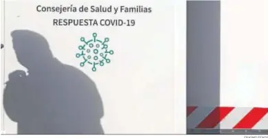  ?? ERASMO FENOY ?? Un hombre acude a un punto de diagnóstic­o de coronaviru­s en La Línea de la Concepción (Cádiz).