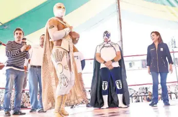  ??  ?? La panista pidió a los vecinos de Xalostoc, en el municipio de Ecatepec, donde presentó una función de Lucha Libre, que castiguen al PRI con su voto en las próximas elecciones del 4 de junio.