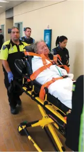  ??  ?? Des ambulancie­rs ont conduit l’homme de 69 ans à l’hôpital. PHOTO NICOLAS SAILLANT