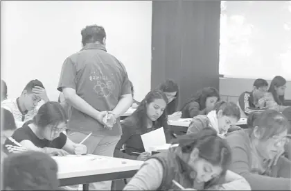  ??  ?? Sólo un cuarto de los aspirantes que ayer y hoy realizan el examen de admisión al Politécnic­o serán aceptados. La institució­n aclara que el examen es la única vía de ingreso a nivel licenciatu­ra ■ Foto Guillermo Sologuren