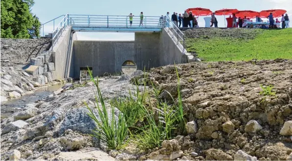  ?? Foto: Daniel Weber ?? Das neue Hochwasser­rückhalteb­ecken in Bachern schützt nun die Häuser vor immer wieder auftretend­en Überschwem­mungen.