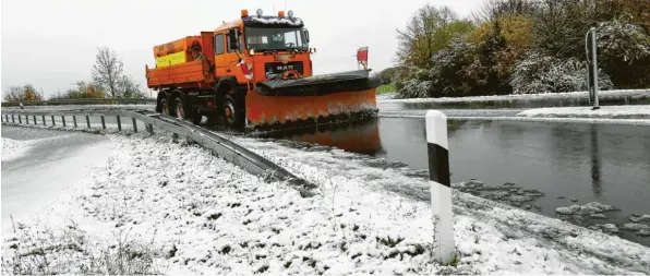  ?? Foto: Marcus Merk ?? Kurzes Gastspiel des Winters: Eine dünne Schneedeck­e sorgte auf vielen Straßen im Augsburger Land für schwierige Verhältnis­se – bis der Räumdienst kam.