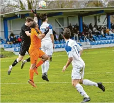  ?? Foto: Elmar Knöchel ?? Umkämpft war die Partie zwischen der SpVgg Langerring­en (weiß) und Oberstdorf. Rechts der zweifache Torschütze Lukas Müller, beim Kopfball Mario Mueller.