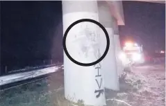  ??  ?? >El pilar del puente donde se impactara el vehículo.