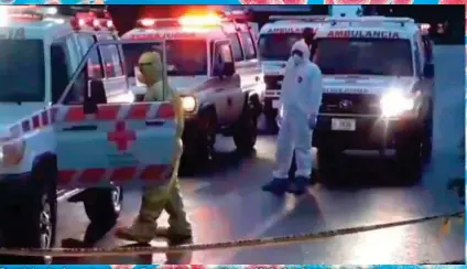  ?? ÉDGAR CHINCHILLA ?? En ambulancia­s fueron trasladado­s 17 nicaragüen­ses positivos de COVID-19 de Pocosol a San Ramón.