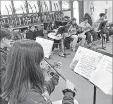  ??  ?? MúSICOS DEL MARIACHI Gadsden durante ensayo, el mes anterior. El mariachi será uno de los programas que aportarán músicos a la banda All Stars, dio a conocer Peralta.