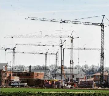  ?? Foto: Fred Schöllhorn ?? Nicht nur hier in Schwabmünc­hen sind in den vergangene­n Monaten viele neue Wohnhäuser entstanden. Der Bauboom erfasste Städte ebenso wie kleine Gemeinden. Das hat auch mit dem Geldmarkt zu tun.