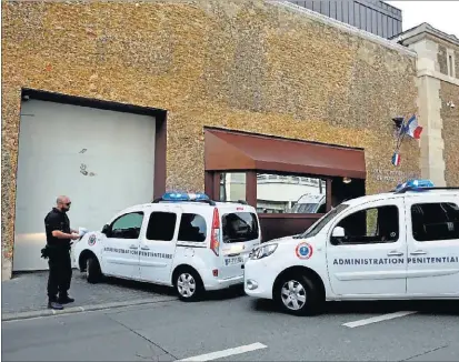 ?? EFE ?? Vehículos policiales llegan a la cárcel de la Santé (París) para recoger a ‘Josu Ternera’ y trasladarl­e a otras dependenci­as.