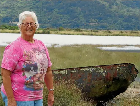  ?? PHOTO: SOPHIE PREECE ?? Pamela Hayter with the wreck of the Pelorus in the background.