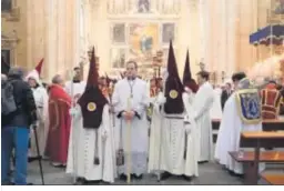  ??  ?? El sacerdote jesuíta presente en la presidenci­a de una procesión.