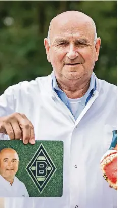  ?? FOTO: REICHWEIN ?? Professor Reiner Körfer mit den beiden Dingen, die sein Leben bestimmen: ein Herz und das Logo von Borussia Mönchengla­dbach.
