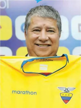  ??  ?? PRESENTACI­ÓN. ‘Bolillo’ Gómez recibe la camiseta de Ecuador.