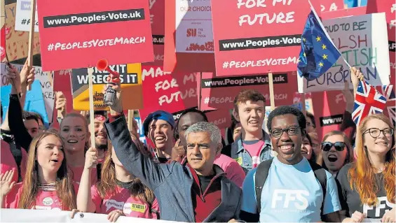  ?? AP ?? Consignas. El alcalde de Londres, Sadiq Khan, encabezó la columna para reclamarle al gobierno de May una nueva oportunida­d.