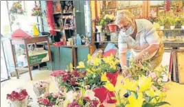  ?? KESHAV SINGH//HT ?? A florist preparing bouquets in Sector 34, as shops on sector-dividing roads, Sector 17 and congested markets opened in Chandigarh on Tuesday.