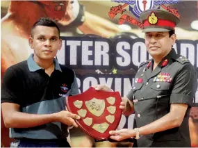  ??  ?? Major General Milinda Peiris, Vice Chancellor of the KDU, presenting the Shield to the overall champions Parakum squadron