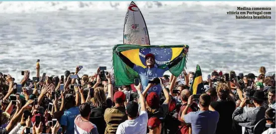  ?? Damien Poullenot/WSL ?? Medina comemora vitória em Portugal com bandeira brasileira