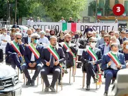  ??  ?? 3
Un migliaio di persone ieri ha voluto partecipar­e ai funerali del senatoreas­sessore Stefano Bertacco sul sagrato di San Zeno.
La presidente di Fratelli d’Italia Giorgia Meloni che era venuta a trovare Bertacco in ospedale pochi giorni prima della morte.
Lo striscione di Fratelli d’Italia (foto Sartori)