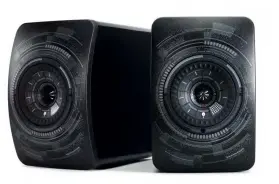  ??  ?? Schönheite­n unter sich: KEF rückt mit der Blade Two an ( links) – im legendären Design mit Uni- Q- Konstrukti­on. Zudem naht die vollaktive LS50 in der Sonderedit­ion „ Nocturne“by Marcel Wanders.