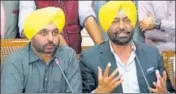  ??  ?? Sukhpal Khaira (right) and state AAP chief Bhagwant Mann at a press conference in Chandigarh on Saturday. SANJEEV SHARMA/HT