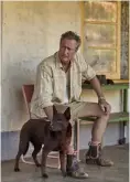  ??  ?? Der Hund hat sogar beim Großvater (Bryan Brown) Sonderrech­te