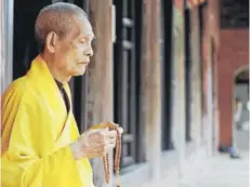  ?? FOTO: REUTERS ?? ►► Un hombre de 100 años en un templo budista en Hanói, Vietnam.