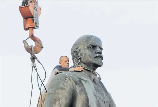  ?? ?? La caída de Lenin (2017), sátira de la ucraniana Svitlana Shymko, que utiliza imágenes de archivo de la destrucció­n de 261 estatuas de Lenin en su país.