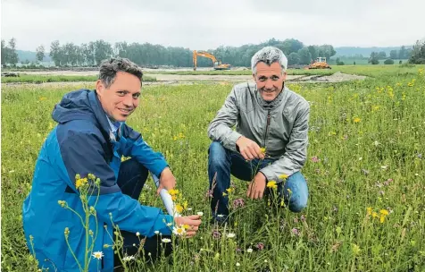  ??  ?? Armin Bauer und Nicolas Liebig (rechts) gestalten im Osten von Bannacker ein Naturschut­zgebiet auf 22 Hektar.