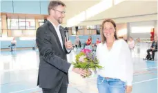  ?? SZ-FOTO: ELISABETH SOMMER ?? Pfarrer Martin Jochen Wittschore­k begrüßt Claudia Preisler als neue Kirchenpfl­egerin.