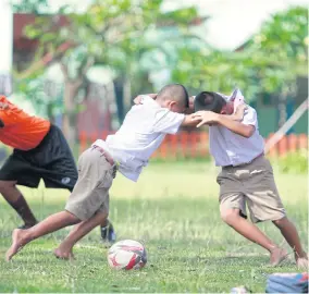  ??  ?? NEW SKILLS: Players get to grips with rugby union techniques despite having to train without boots or other equipment.