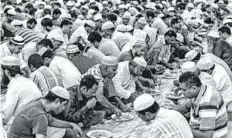  ?? Photo credit Manoj Kumar ?? Left: When the call for prayer is heard, people end their fast together with a wholesome meal, before heading inside the mosque to pray.