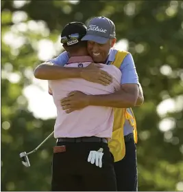  ?? MATT YORK — THE ASSOCIATED PRESS ?? GOLF
Justin Thomas celebrates with his caddie Jim “Bones” Mackay after winning the PGA Championsh­ip golf tournament in a playoff against Will Zalatoris on Sunday.