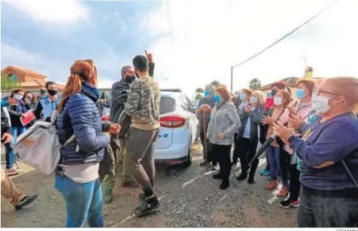  ?? SONIA RAMOS ?? Vecinos en apoyo a los afectados tras la demolición del inmueble en el extrarradi­o de Chiclana.