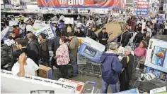  ??  ?? Destaca. Los trabajador­es han aprovechad­o para adelantar las compras.