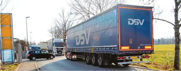  ?? Foto: Mareike König ?? Weil Lkw Fahrer trotz Halteverbo­ts auf der Fahrspur parken, kommt es in der Messerschm­ittstraße im Gewerbegeb­iet Lindl in Dasing immer wieder zu gefährlich­en Situatione­n. Viele Bürger stören sich außerdem an dem Müll, den manche auf den Grünfläche­n...