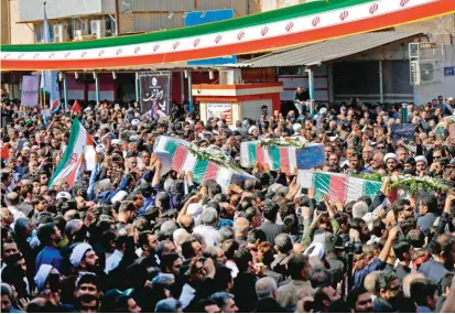  ?? FOTO ?? Manifestac­ión en la ciudad de Ahvaz, al suroeste de Irán, por el funeral de los asesinados el sábado en un atentado. El ataque a un desfile militar dejó 25 muertos y 60 heridos.