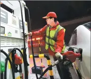  ?? XINHUA ?? A gas station employee refuels a car in Xi’an, the capital of Shaanxi province.