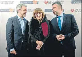  ?? XAVIER GÓMEZ ?? Nit de l´Edició Isabel Coixet ganadora del premio Atlàntida por defender la cultura y los libros, entre el concejal Jaume Collboni y el conseller Santi Vila.