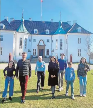  ??  ?? La Familia Real danesa se ha reunido en el castillo de Marselisbo­rg. A la derecha, pintando huevos de Pascua