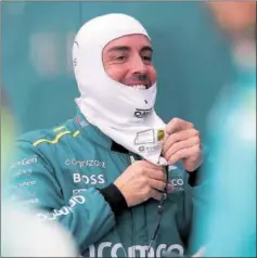 ?? ?? Alonso se prepara para subirse al AMR23, ayer en Yeda.