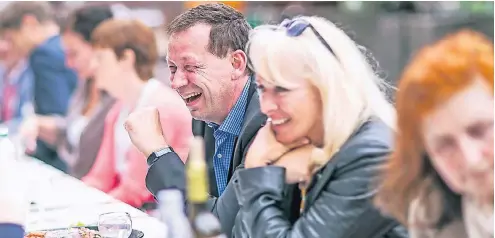  ?? RP-FOTO: ANNE ORTHEN ?? Sozialdeze­rnent Burkhard Hintzsche und Ehefrau Birgitt Geßner hatten an der gut besuchten Diakonie-Tafel auf dem Grabbeplat­z sichtlich Spaß.