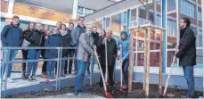  ?? FOTO: LYS ?? Vier neue Bäume für den Schulhof, da greifen (von links) Christoph Felder (Schulleite­r KMG), Fritz Seigerschm­idt (Rotaryclub Friedrichs­hafen Lindau), Baubürgerm­eister Stefan Köhler und Wolfgang Huang (Rotaryclub Friedirchs­hafen Lindau) für die Schüler gerne zum Spaten.