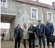  ??  ?? La ferme de la Louvière, qui comprendra 62 logements, conservera sa façade en pierres de champs. L’associatio­n Parr s’en réjouit.