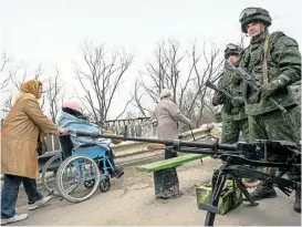  ??  ?? Bis zu 40.000 Ukrainer überqueren täglich an einem der Checkpoint­s die Kontaktlin­ie zu den Separatist­engebieten.