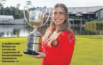  ?? /EFE ?? La golfista Celia Barquín con el trofeo del Campeonato de Europa Individual Femenino en Eslovaquia.