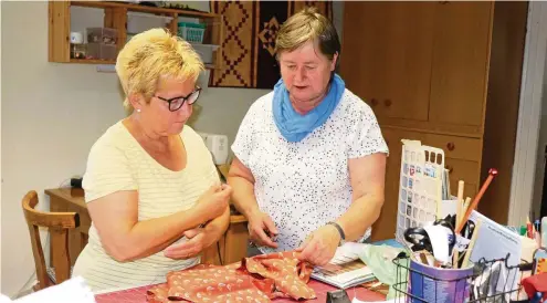  ?? FOTO: SOPHIE FILIPIAK ?? Marianne Graf (rechts) ist fast jeden Abend im Handarbeit­skorb Zoppoten und gibt den Interessie­rten Tipps rund ums Thema Nähen.