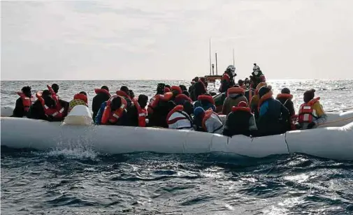  ?? Foto: Max Brugger/Sea-Watch/dpa ?? Für die gefährlich­e Überfahrt werden die Migranten in der Regel von Schleusern auf hochseeunt­augliche „Boote“gesetzt.